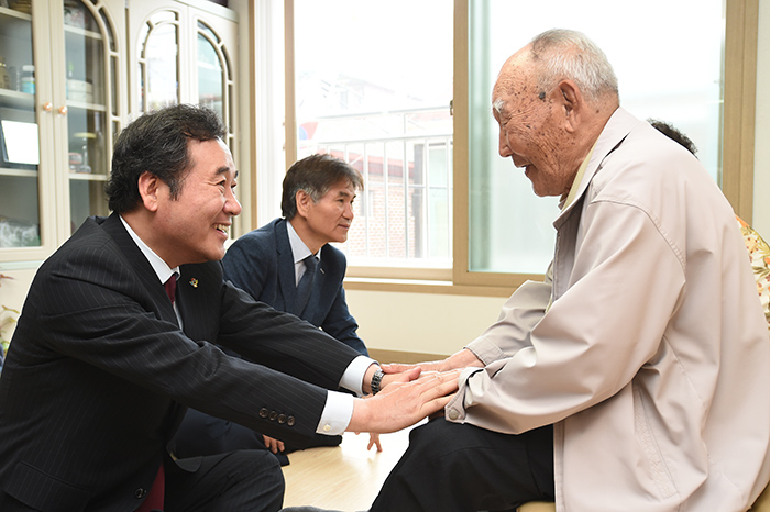 Prime Minister Lee Nak-yon (left) talks with Korean War veteran Kim Mong-ik on June 6.
